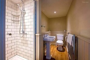 Sturta, regnsturtuhaus, hárblásari, handklæði