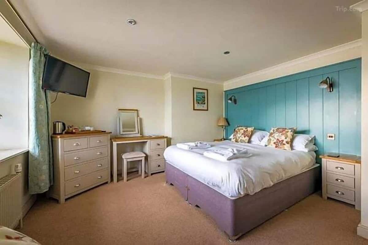 Premium bedding, individually furnished, iron/ironing board, travel cot