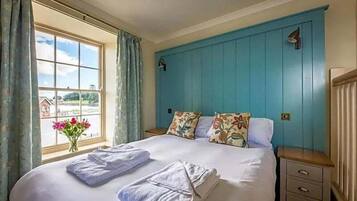 Premium bedding, individually furnished, iron/ironing board, travel crib