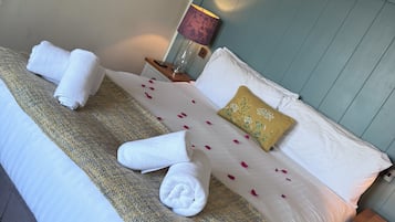Habitación doble Deluxe, vista al mar | Ropa de cama de alta calidad y muebles diferentes