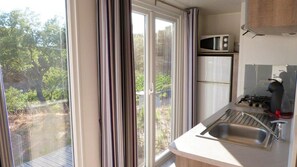 Refrigerador, microondas y parrilla de estufa 