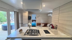 Réfrigérateur, micro-ondes, plaque de cuisson, lave-vaisselle