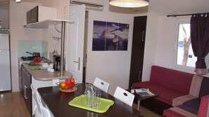 Een koelkast, een magnetron, een kookplaat