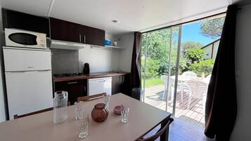 Réfrigérateur, micro-ondes, plaque de cuisson