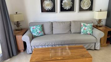 Departamento básico, vista a la playa | Área de sala de estar