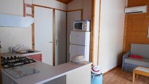 Jääkaappi, mikroaaltouuni, liesi, astianpesukone