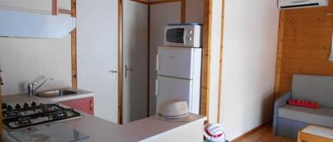 Réfrigérateur, micro-ondes, plaque de cuisson, lave-vaisselle