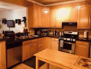 Private kitchen - 3/2.5 Beautiful Townhouse-Truist Field Atlanta 3.5 Miles (Marietta)