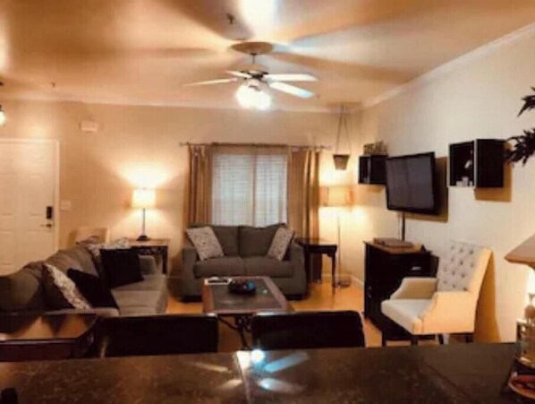 Living area - 3/2.5 Beautiful Townhouse-Truist Field Atlanta 3.5 Miles (Marietta)