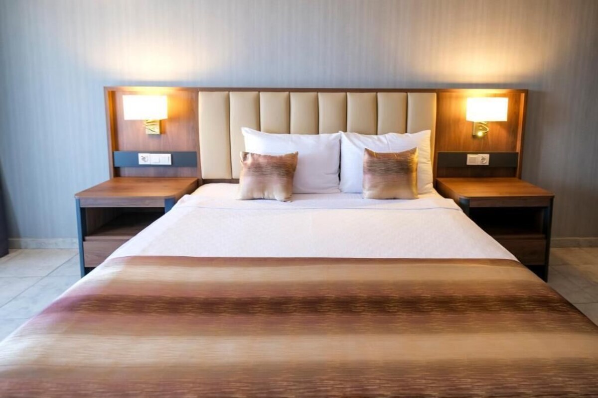 Minibar, soundproofing, iron/ironing board, WiFi (free)