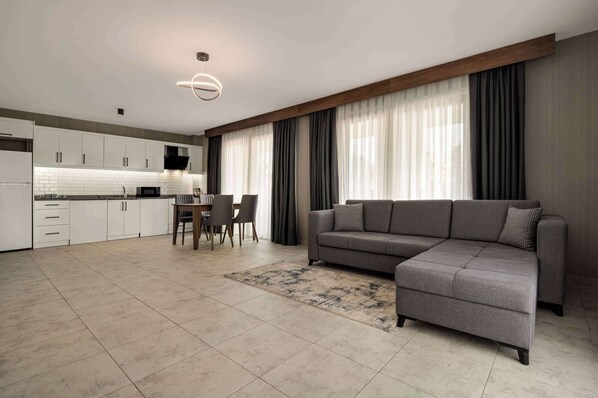 Suite Supérieure, plusieurs lits, non-fumeurs | Restauration dans la chambre