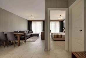 Minibar, sistema de insonorización y tabla de planchar con plancha 