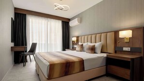 A modern hotel room with a large bed, a desk, and a chair. - Days Inn By Wyndham Alanya (Alanya)