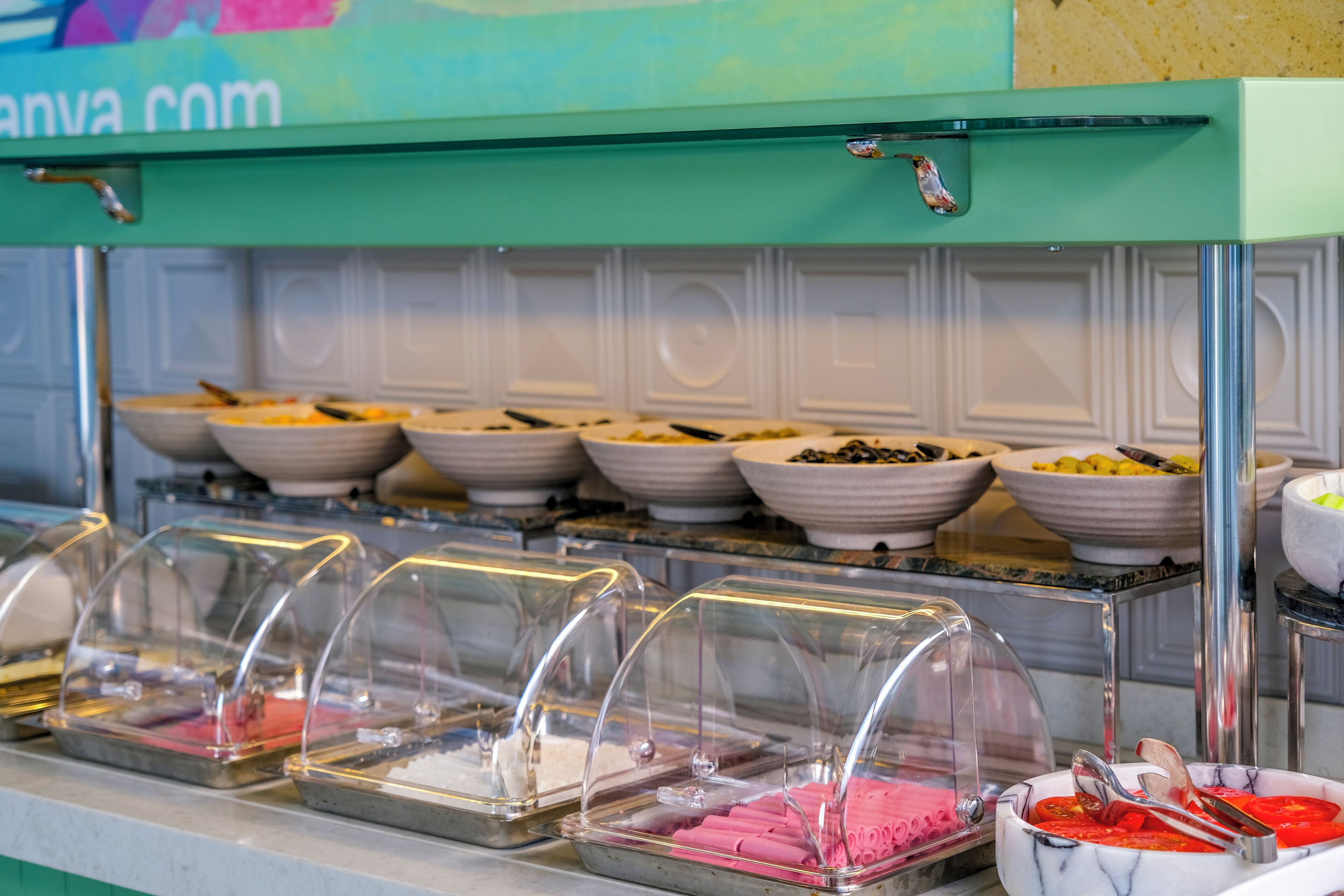 Ein Buffet mit verschiedenen Speisen unter Glassdecken.