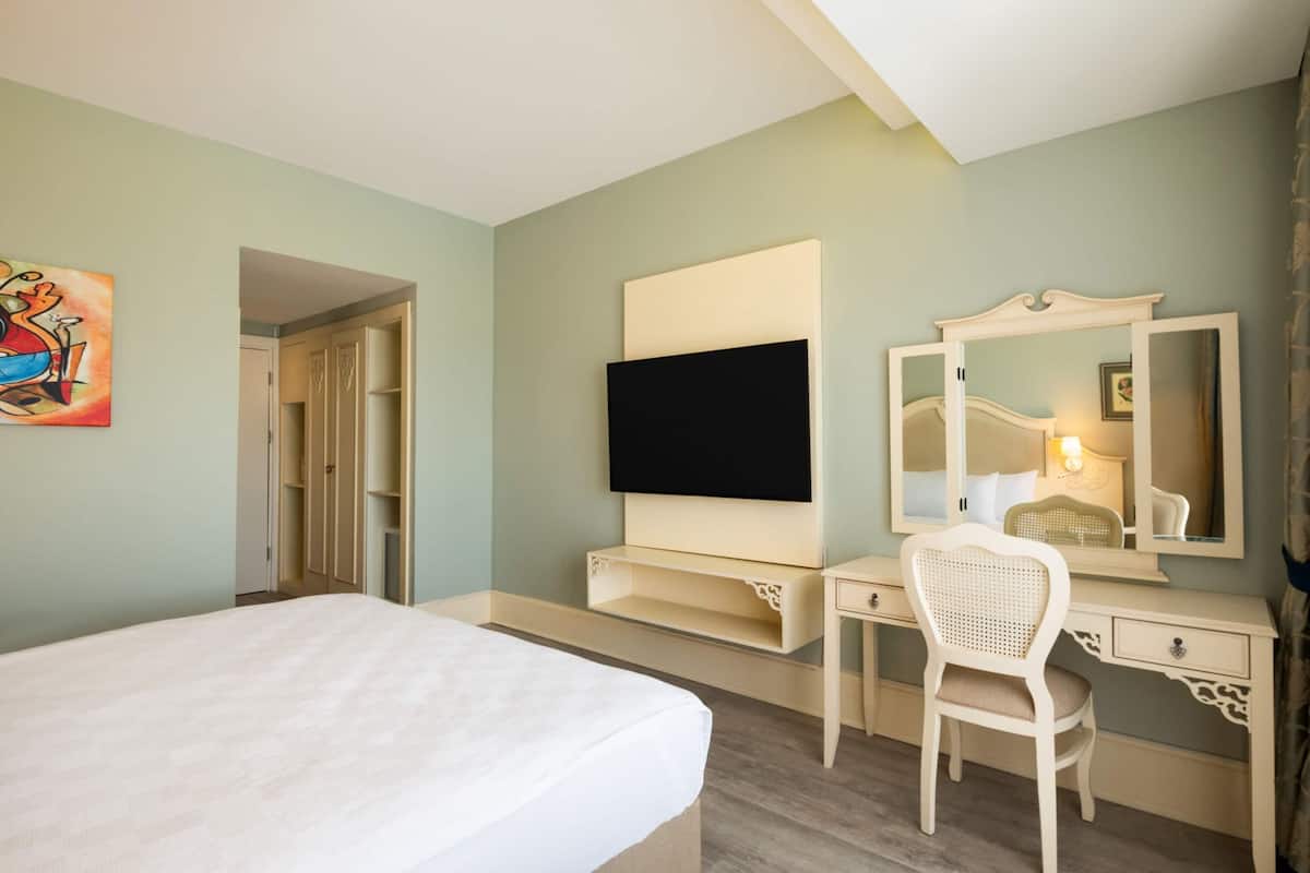 Minibar, in-room safe, desk, iron/ironing board