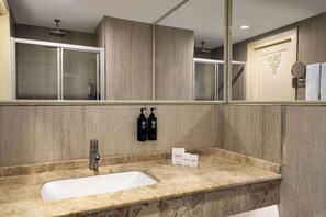 Shower, rainfall showerhead, free toiletries, hair dryer - Dolce By Wyndham Cesme Alacati (Cesme)