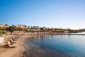 Plage, cabines (en supplément), chaises longues, parasols
