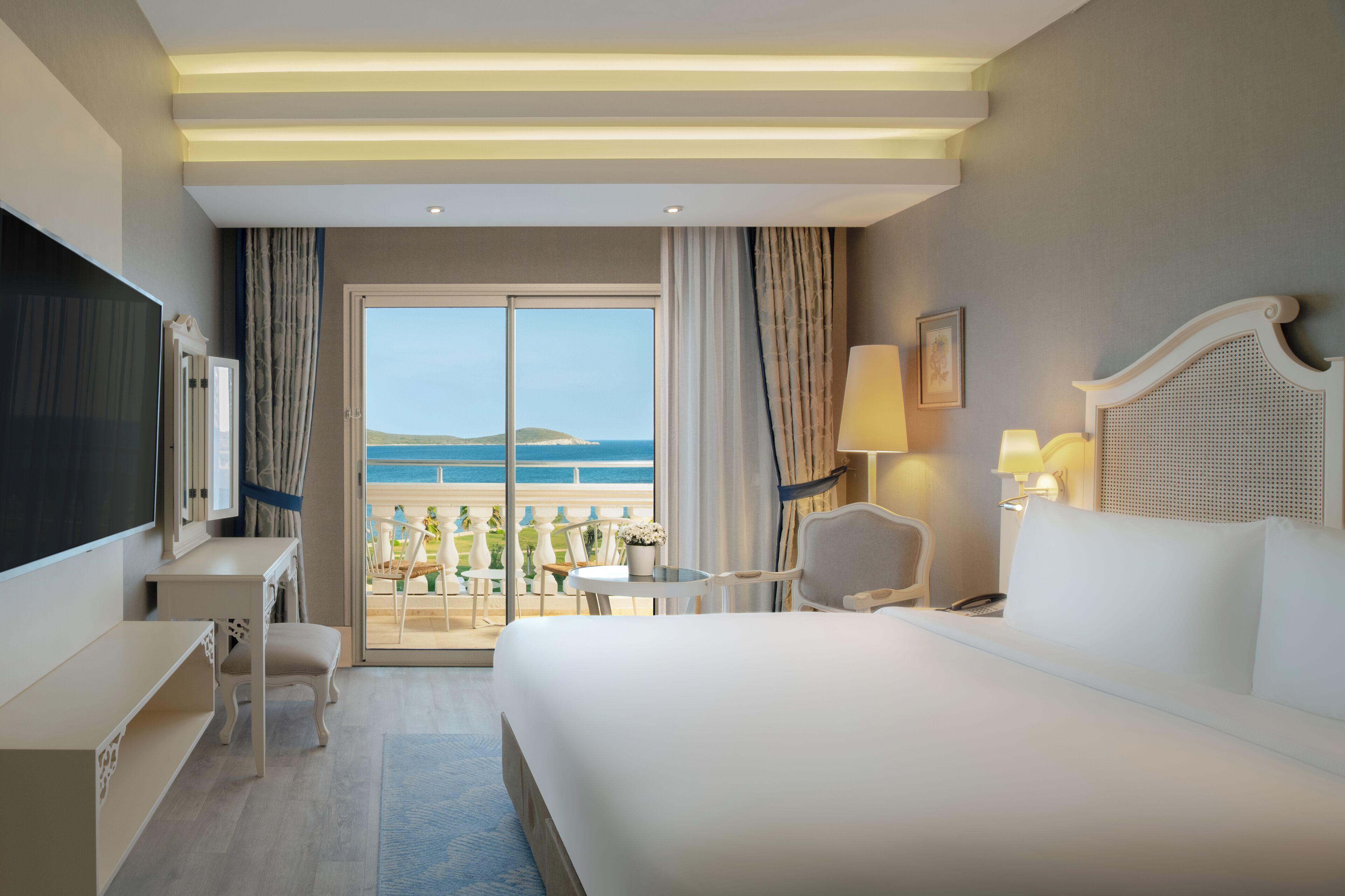 Deluxe kamer, 1 kingsize bed met slaapbank, uitzicht op zee | Een minibar, een kluis op de kamer, een bureau