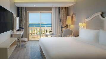 Deluxe kamer, 1 kingsize bed met slaapbank, uitzicht op zee | Een minibar, een kluis op de kamer, een bureau