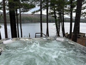 Outdoor spa tub - Pine River Pond waterfront (Wakefield)