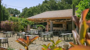 Outdoor dining - ZEcamping 4* parc aquatique toboggans tente 30m2 5 pers (Seillans)