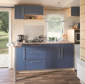 Kühlschrank, Mikrowelle, Herdplatte