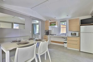 Kühlschrank, Mikrowelle, Ofen, Herdplatte