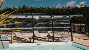 Indoor pool - ZEcamping piscine couverte mobil-home TV 42m2 6 pers (Pleumeur-Bodou)