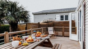 Outdoor dining - ZEcamping piscine couverte mobil-home TV 42m2 6 pers (Pleumeur-Bodou)