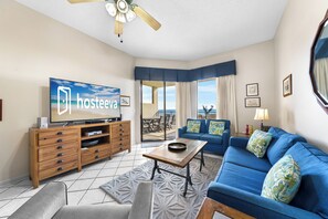 標準公寓客房, 2 間臥室, 陽台, 海灘景觀 | 客廳 | 65-吋平面電視，提供有線頻道