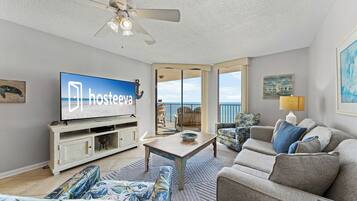 Condo estándar, 2 habitaciones, 2 baños, vista a la playa | Sala de estar | Televisión de pantalla plana de 65 pulgadas con canales por cable