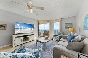 標準公寓客房, 2 間臥室, 2 間浴室, 海灘景觀 | 客廳 | 65-吋平面電視，提供有線頻道