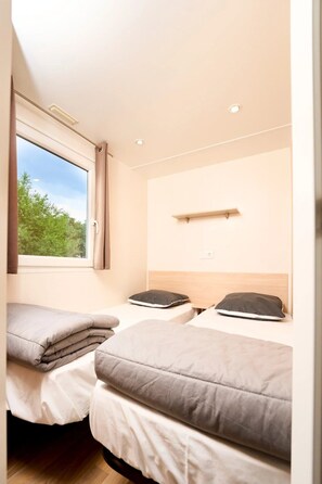 Unclassified image, 5 of 11, button - Camping 3 étoiles - Piscine - efaeha (Malemort-du-Comtat)