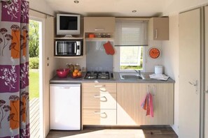 Kühlschrank, Mikrowelle, Herdplatte, Kochgeschirr/Geschirr/Besteck