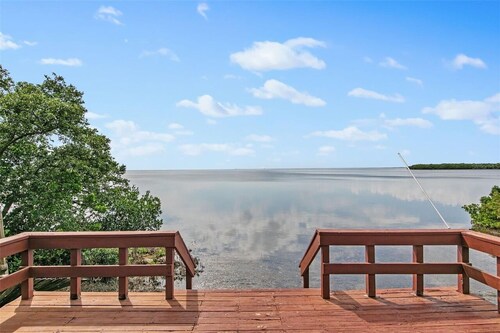 Stunning 2 bed 2 bath condo with access to the Gulf of Mexico! 3 month minimum.