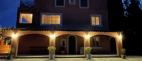 المنشأة من الخارج