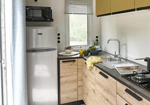 Kühlschrank, Mikrowelle, Herdplatte