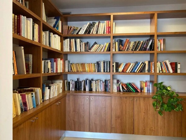 Una biblioteca con estanterías de madera llenas de libros.