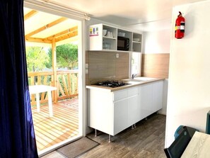 Réfrigérateur, micro-ondes, plaque de cuisson