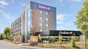 Ein Hotel mit einem Premier Inn Schild, einem BeefEater Restaurant und einer modernen Gebäudefassade.