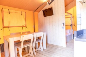 Dining - ZEcamping 4* animé piscine animaux acceptés locatif TV BBQ clim 50m2 (Malgrat de Mar)