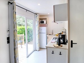 Réfrigérateur, micro-ondes, plaque de cuisson