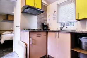 Fridge, microwave, stovetop