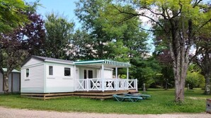 En etagers mobilhomes med veranda og en indhegnet terrassemiljø.
