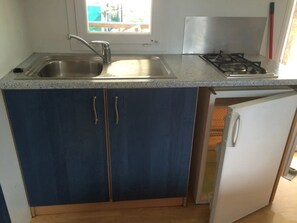 Fridge, microwave, stovetop - Camping 3 étoiles - efaich (Auxonne)