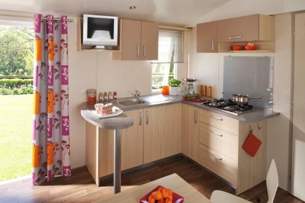 Fridge, microwave, stovetop