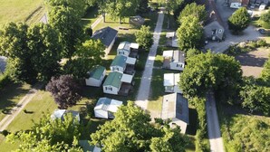 Zona residencial con varias casas móviles dispuestas en filas a lo largo de un camino central.