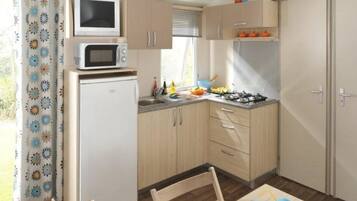 Refrigerador, microondas y parrilla de estufa