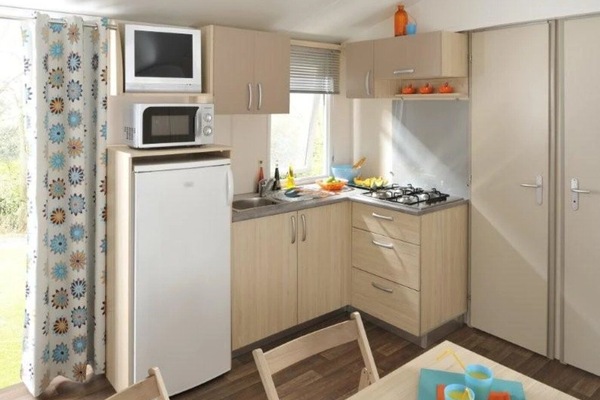 Een koelkast, een microgolfoven, een kookplaat