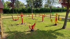 Équipement de fitness installé en plein air, dans un parc.